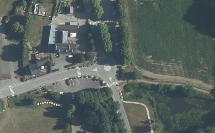 Vue aérienne du Rond-point anonyme n°810560585