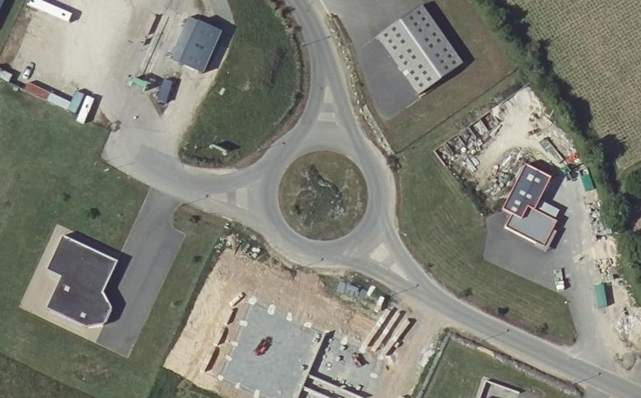 Vue aérienne du Rond-point anonyme n°81061483