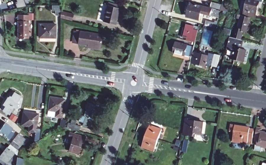 Vue aérienne du Rond-point anonyme n°810767576