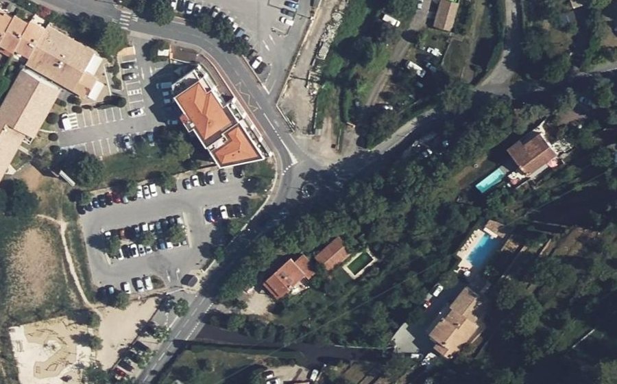 Vue aérienne du Rond-point anonyme n°810767777