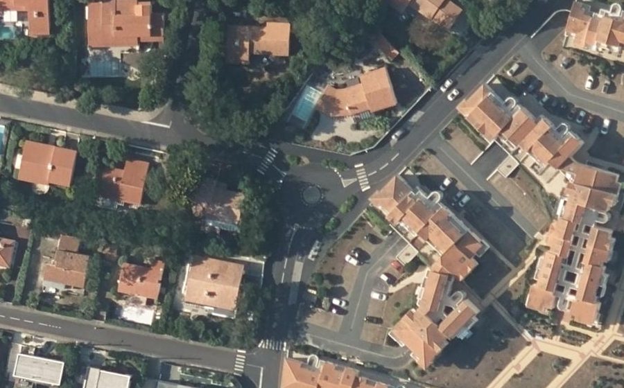 Vue aérienne du Rond-point anonyme n°810813113