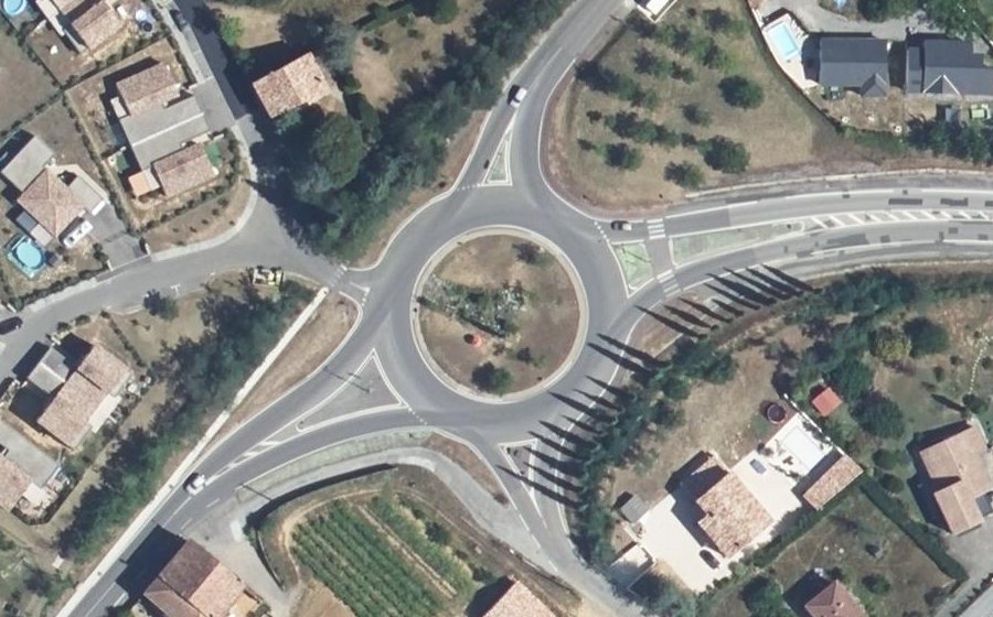 Vue aérienne du Rond-point anonyme n°81118895