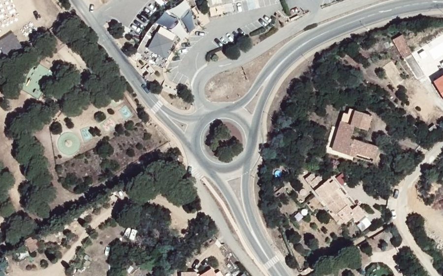 Vue aérienne du Rond-point anonyme n°81126713