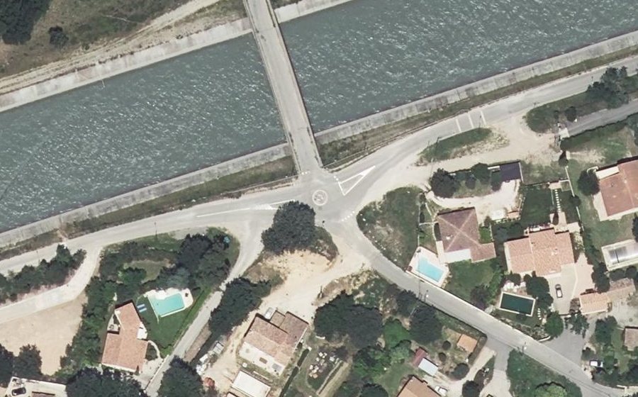 Vue aérienne du Rond-point anonyme n°81135345