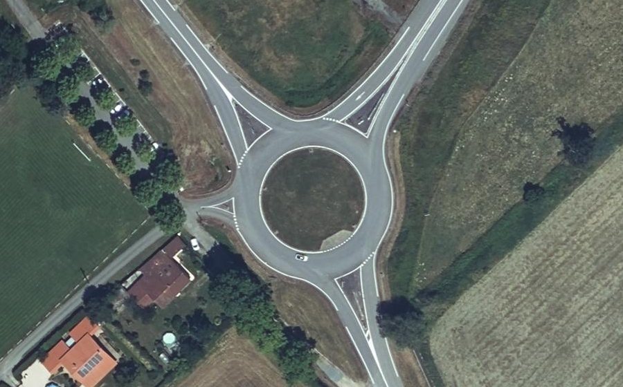 Vue aérienne du Rond-point anonyme n°81145247