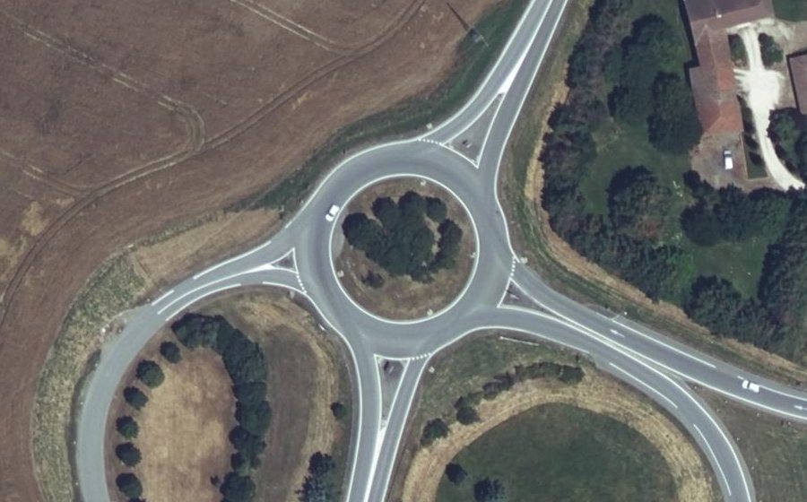 Vue aérienne du Rond-point anonyme n°81145350