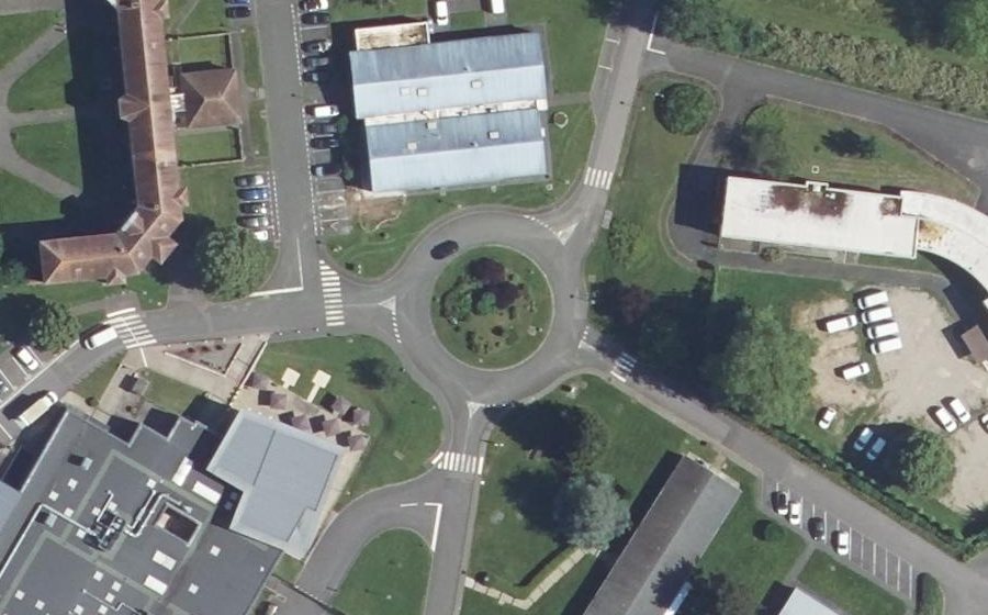 Vue aérienne du Rond-point anonyme n°81147087