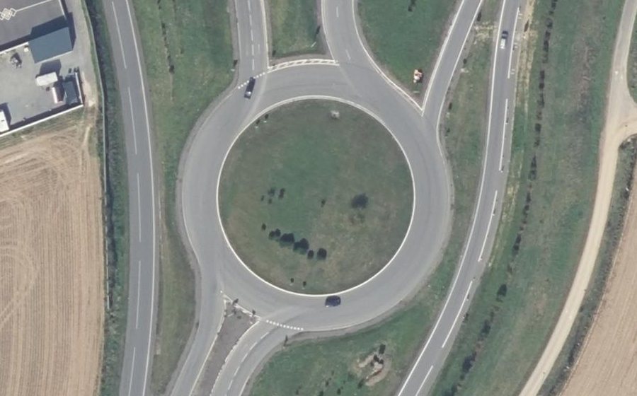 Vue aérienne du Rond-point anonyme n°81231592