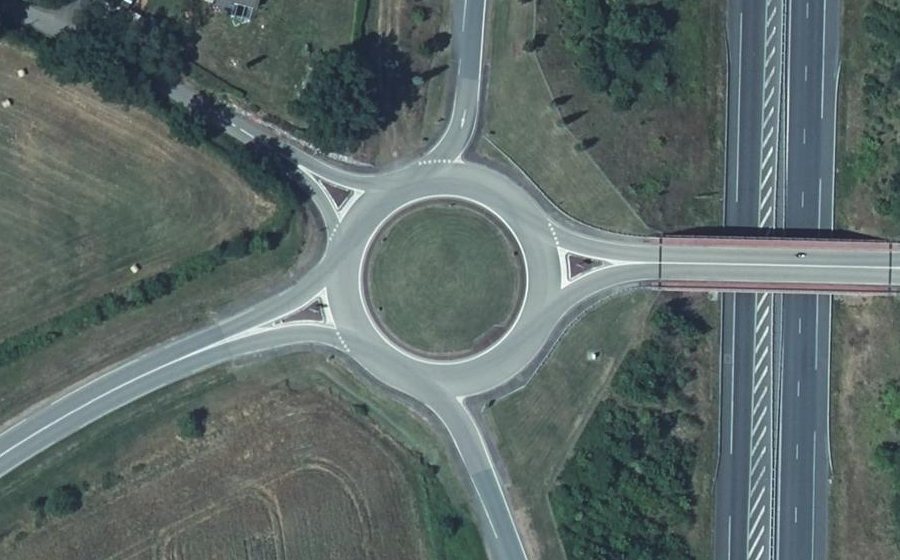 Vue aérienne du Rond-point anonyme n°81243748