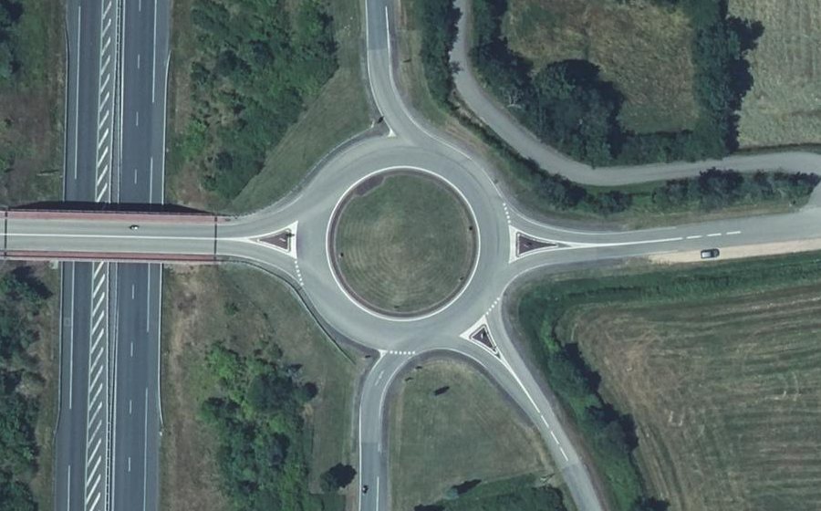 Vue aérienne du Rond-point anonyme n°81243750