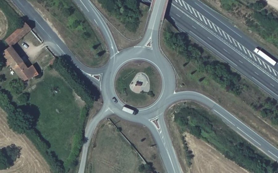 Vue aérienne du Rond-point anonyme n°81244534