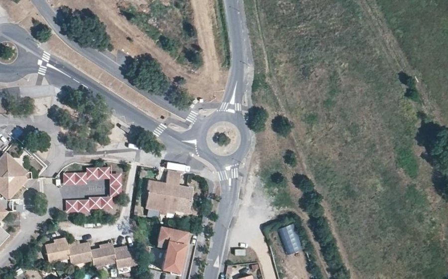 Vue aérienne du Rond-point anonyme n°81251827