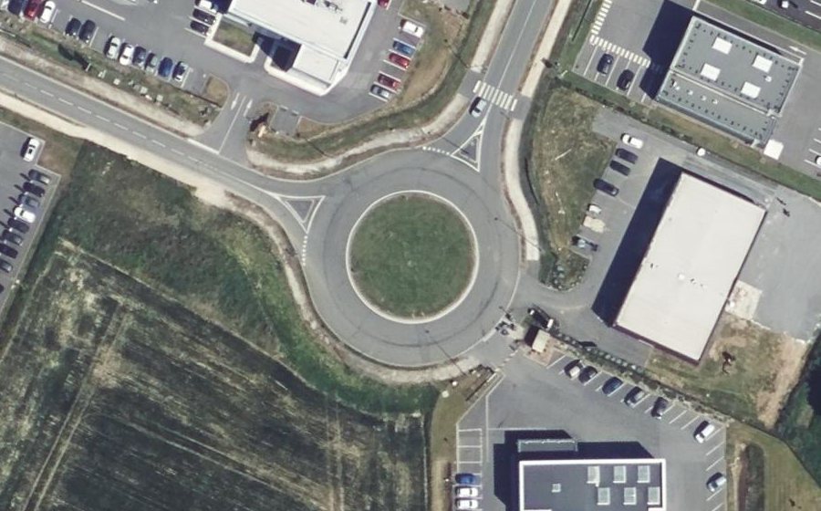 Vue aérienne du Rond-point anonyme n°812639914