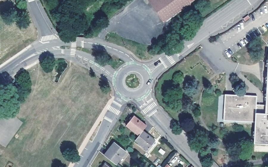 Vue aérienne du Rond-point anonyme n°813119592