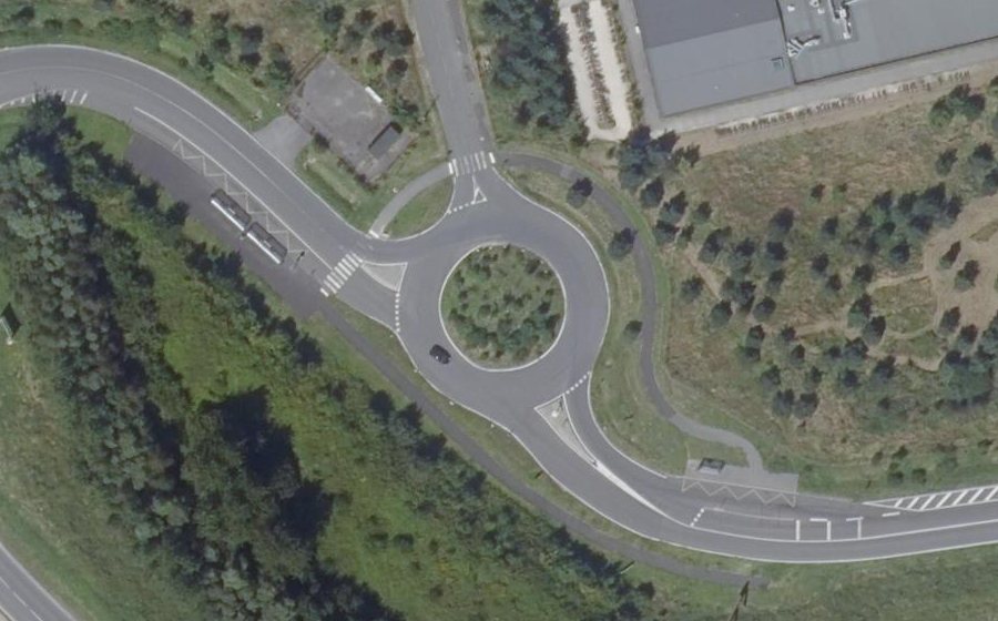 Vue aérienne du Rond-point anonyme n°813251983