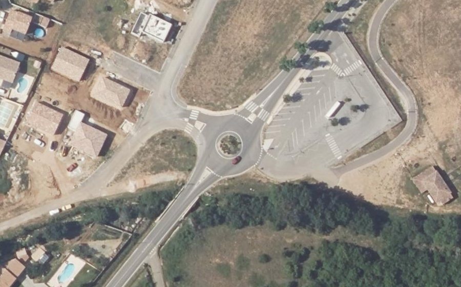 Vue aérienne du Rond-point anonyme n°813351696