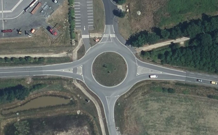 Vue aérienne du Rond-point anonyme n°813358406
