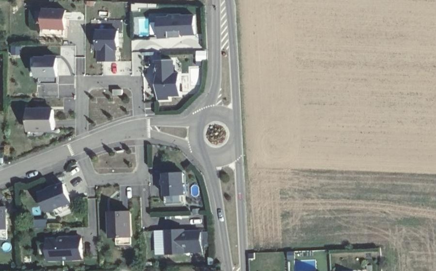 Vue aérienne du Rond-point anonyme n°813387739