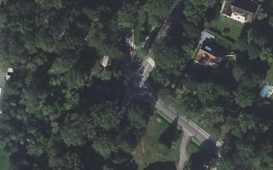 Vue aérienne du Rond-point anonyme n°813693642