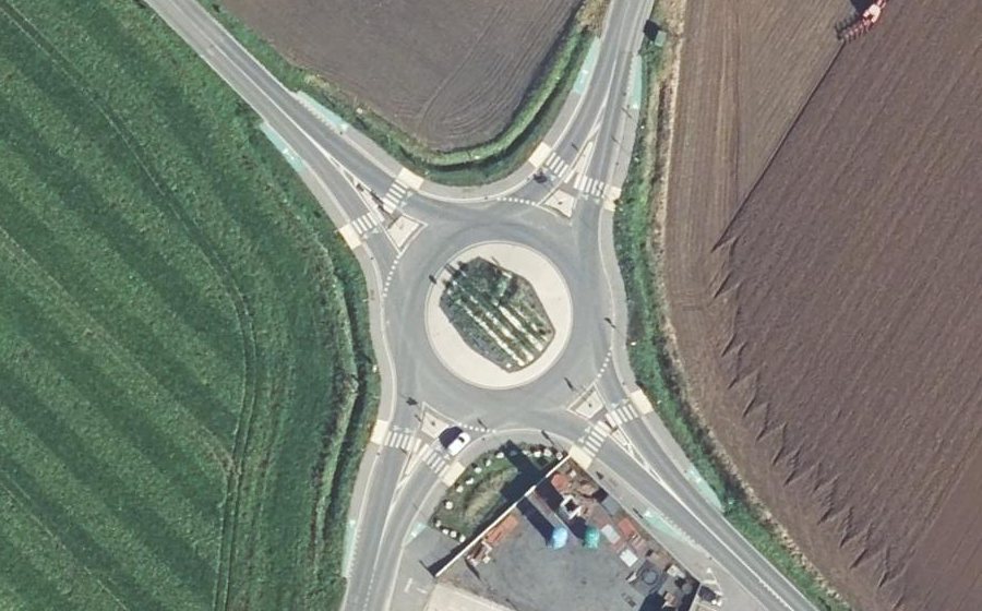 Vue aérienne du Rond-point anonyme n°813763915