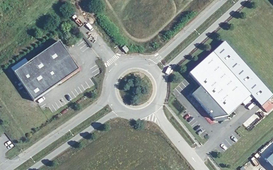 Vue aérienne du Rond-point anonyme n°813860428