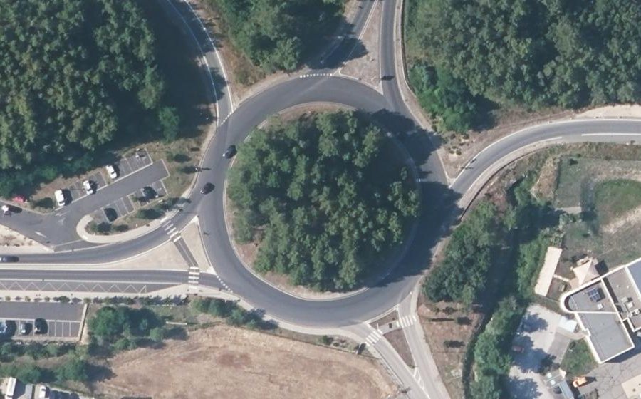 Vue aérienne du Rond-point anonyme n°813927456