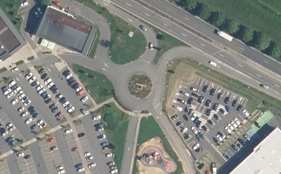 Vue aérienne du Rond-point anonyme n°814068750