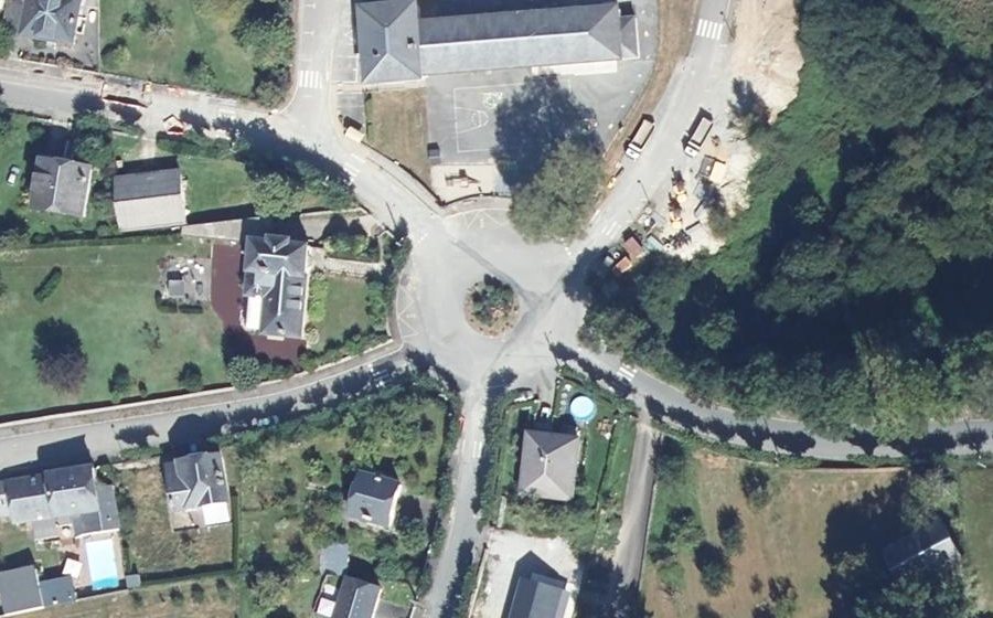 Vue aérienne du Rond-point anonyme n°81414368