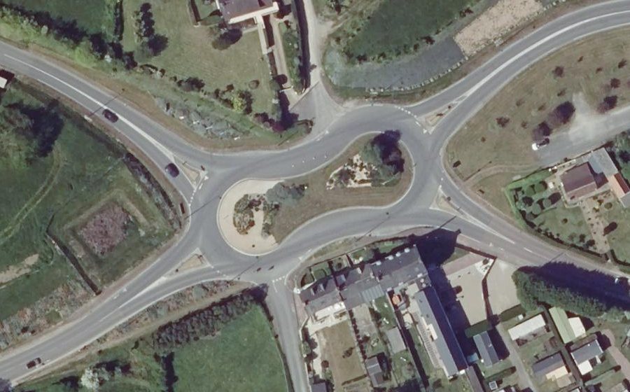 Vue aérienne du Rond-point anonyme n°814498789