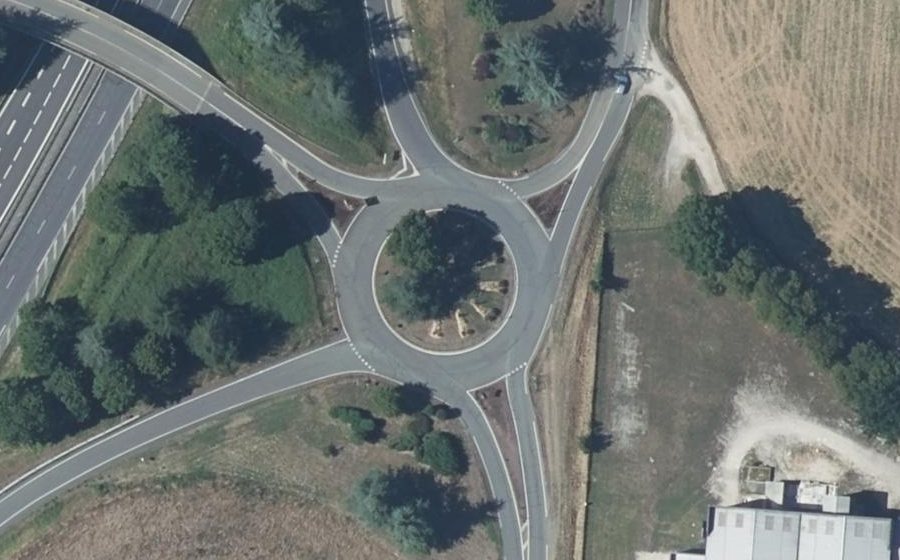 Vue aérienne du Rond-point anonyme n°814558437