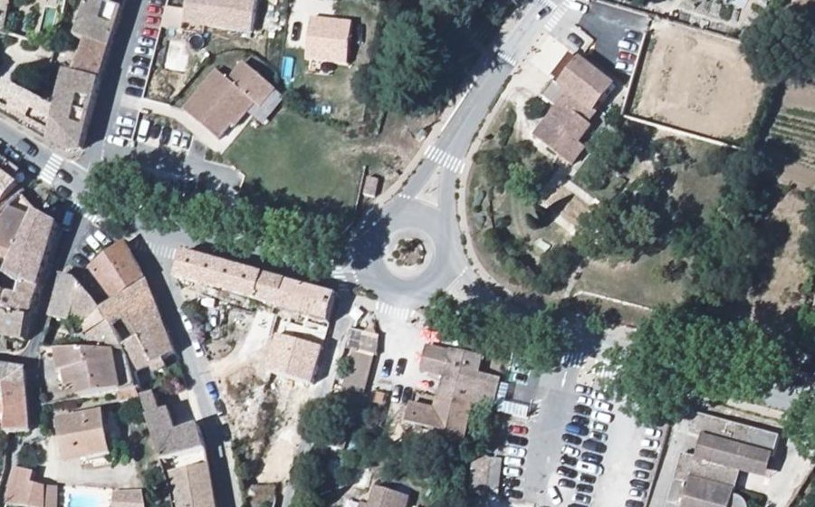 Vue aérienne du Rond-point anonyme n°814620691