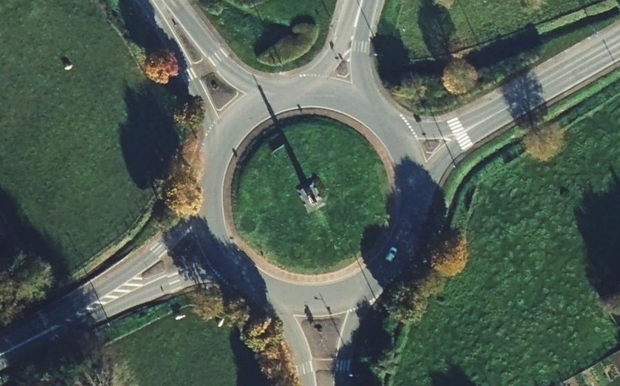 Vue aérienne du Rond-point anonyme n°81531514