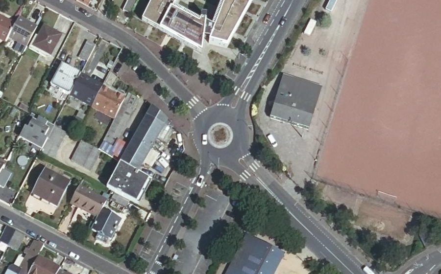 Vue aérienne du Rond-point anonyme n°81539619