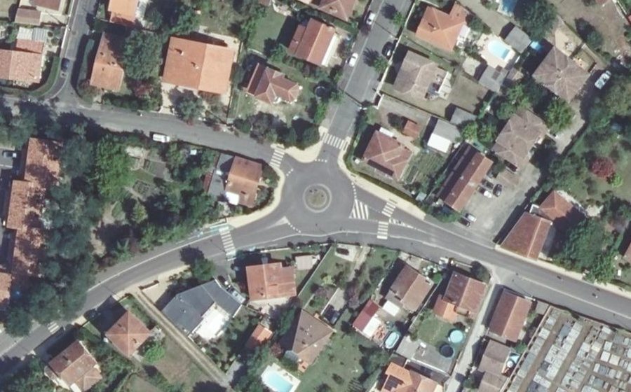 Vue aérienne du Rond-point anonyme n°815482541