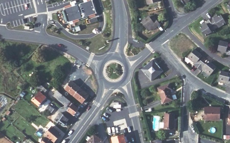 Vue aérienne du Rond-point anonyme n°815485284