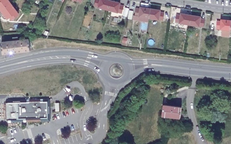 Vue aérienne du Rond-point anonyme n°81563814