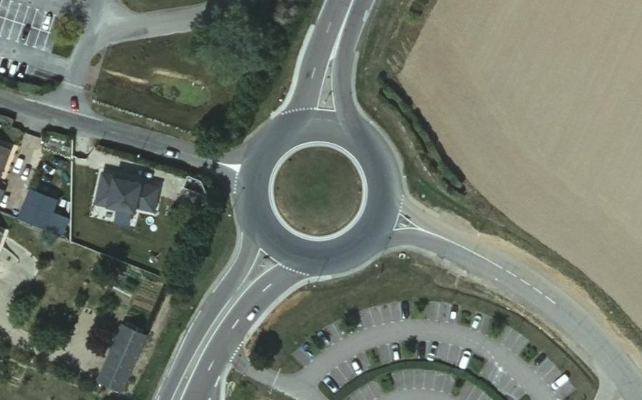 Vue aérienne du Rond-point anonyme n°81565474