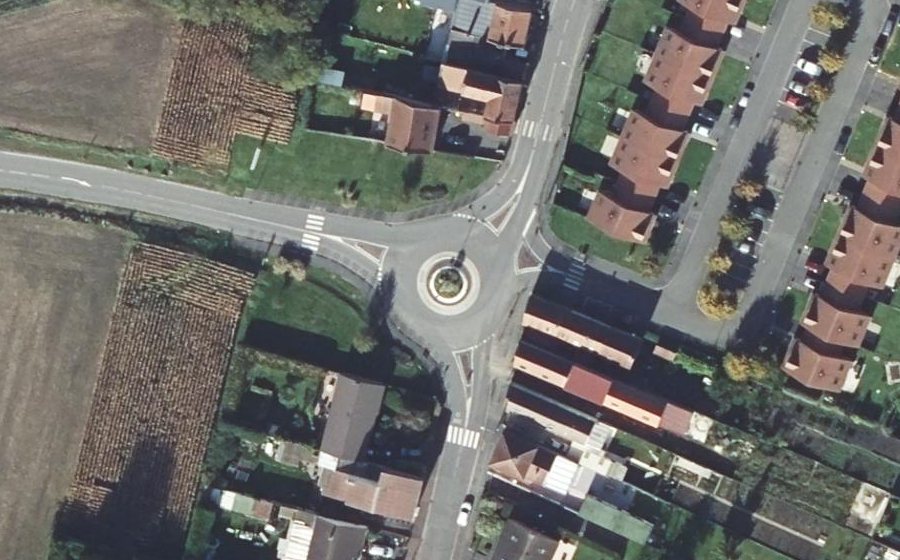 Vue aérienne du Rond-point anonyme n°815739903