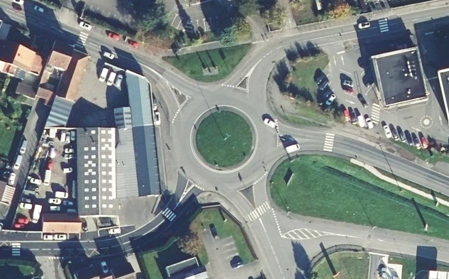Vue aérienne du Rond-point anonyme n°81582845