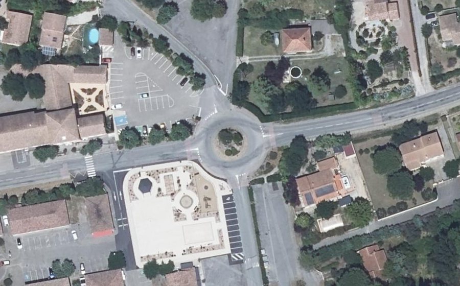Vue aérienne du Rond-point anonyme n°81604538