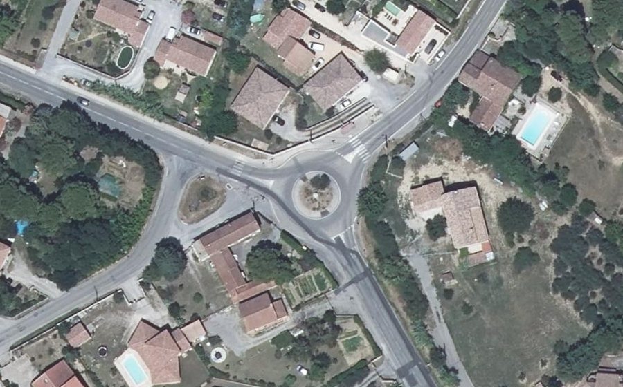 Vue aérienne du Rond-point anonyme n°81604557