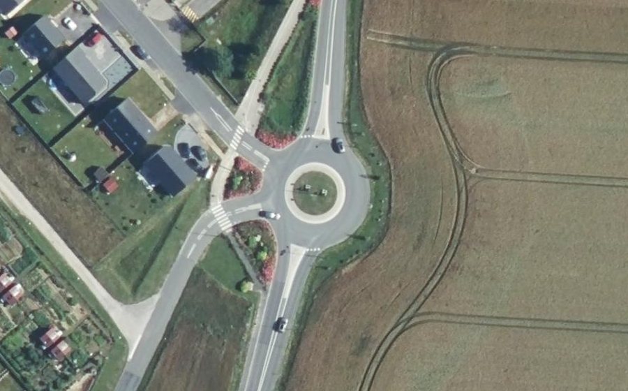 Vue aérienne du Rond-point anonyme n°816097819