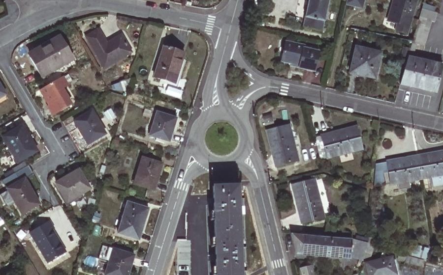 Vue aérienne du Rond-point anonyme n°816233618