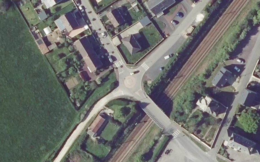 Vue aérienne du Rond-point anonyme n°816282295