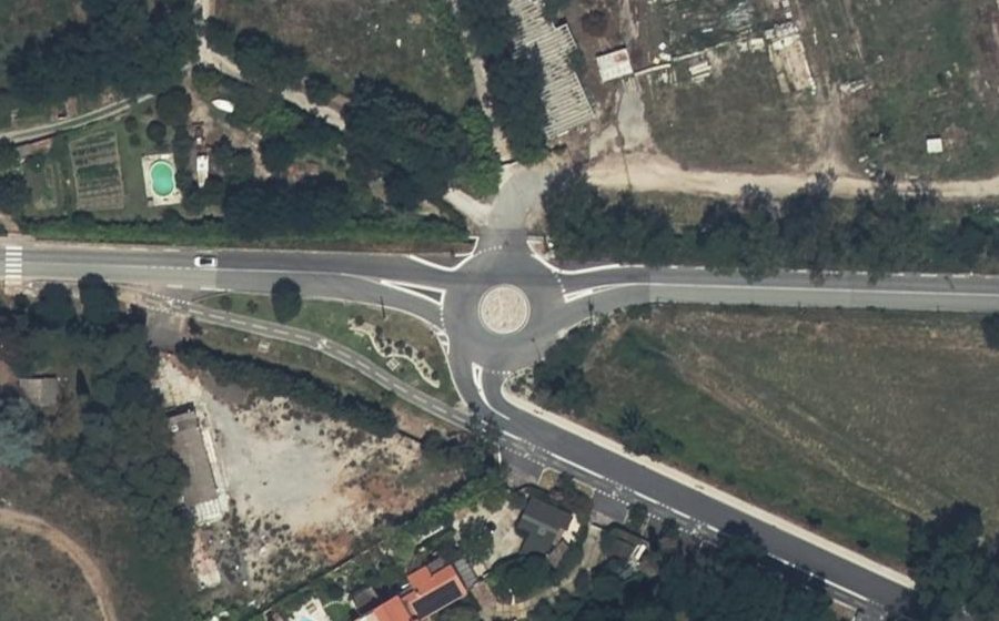 Vue aérienne du Rond-point anonyme n°816328665