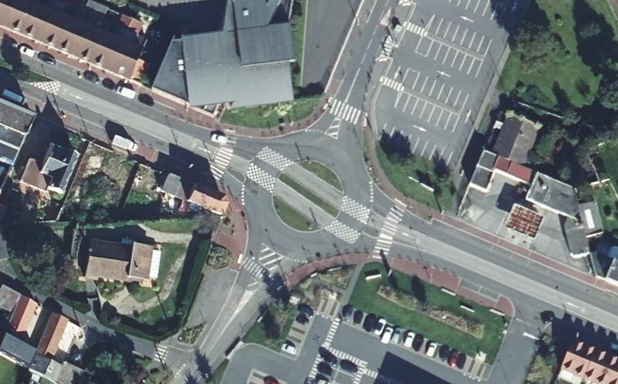 Vue aérienne du Rond-point anonyme n°816328925
