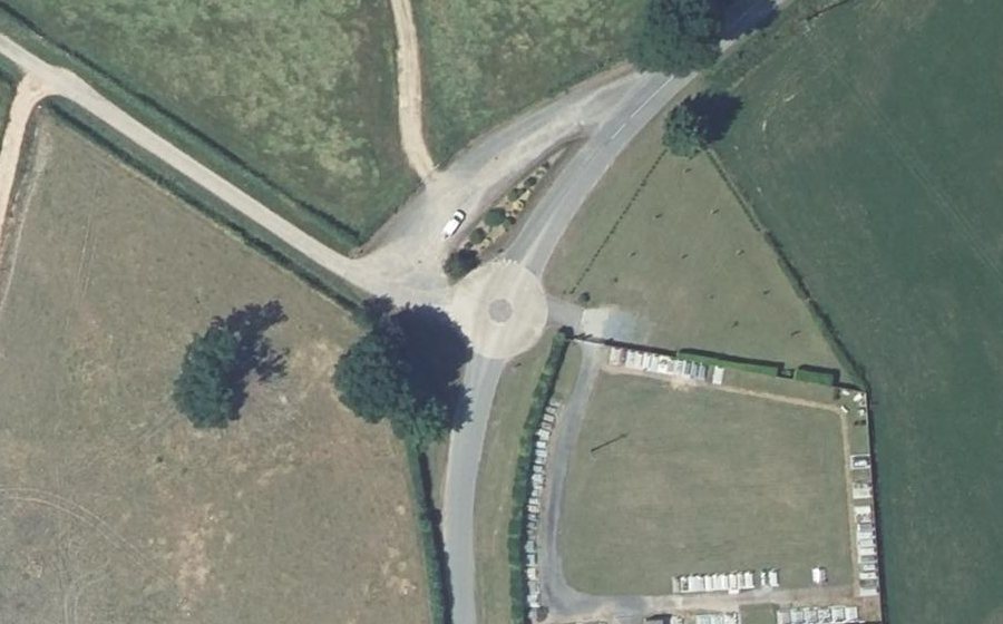 Vue aérienne du Rond-point anonyme n°81639273