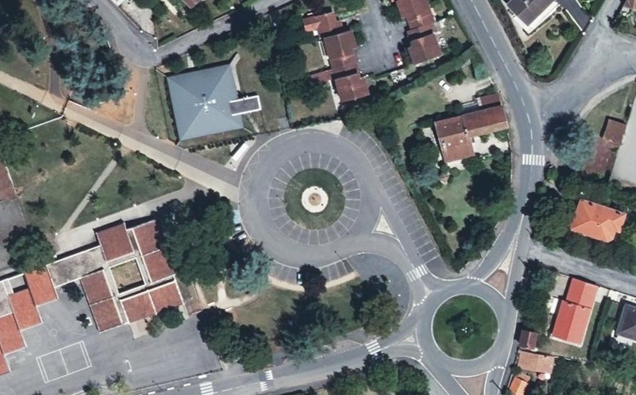 Vue aérienne du Rond-point anonyme n°81724388