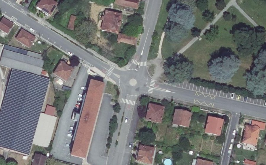 Vue aérienne du Rond-point anonyme n°817483639