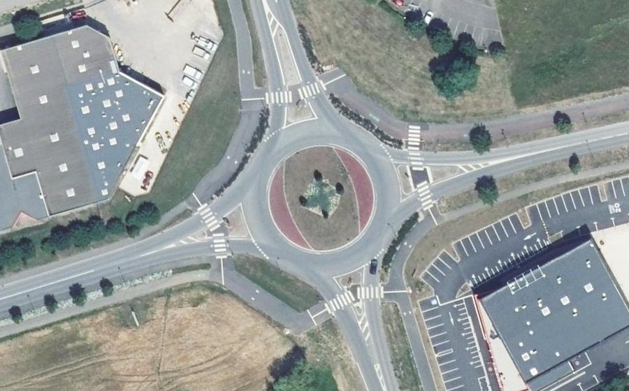Vue aérienne du Rond-point anonyme n°81752865